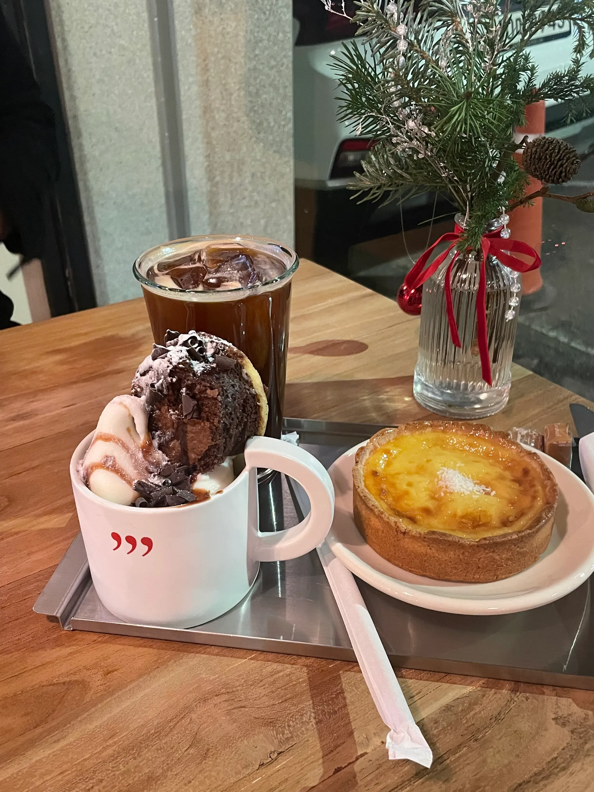 커피와 수플레, 에그파이가 놓인 쟁반.