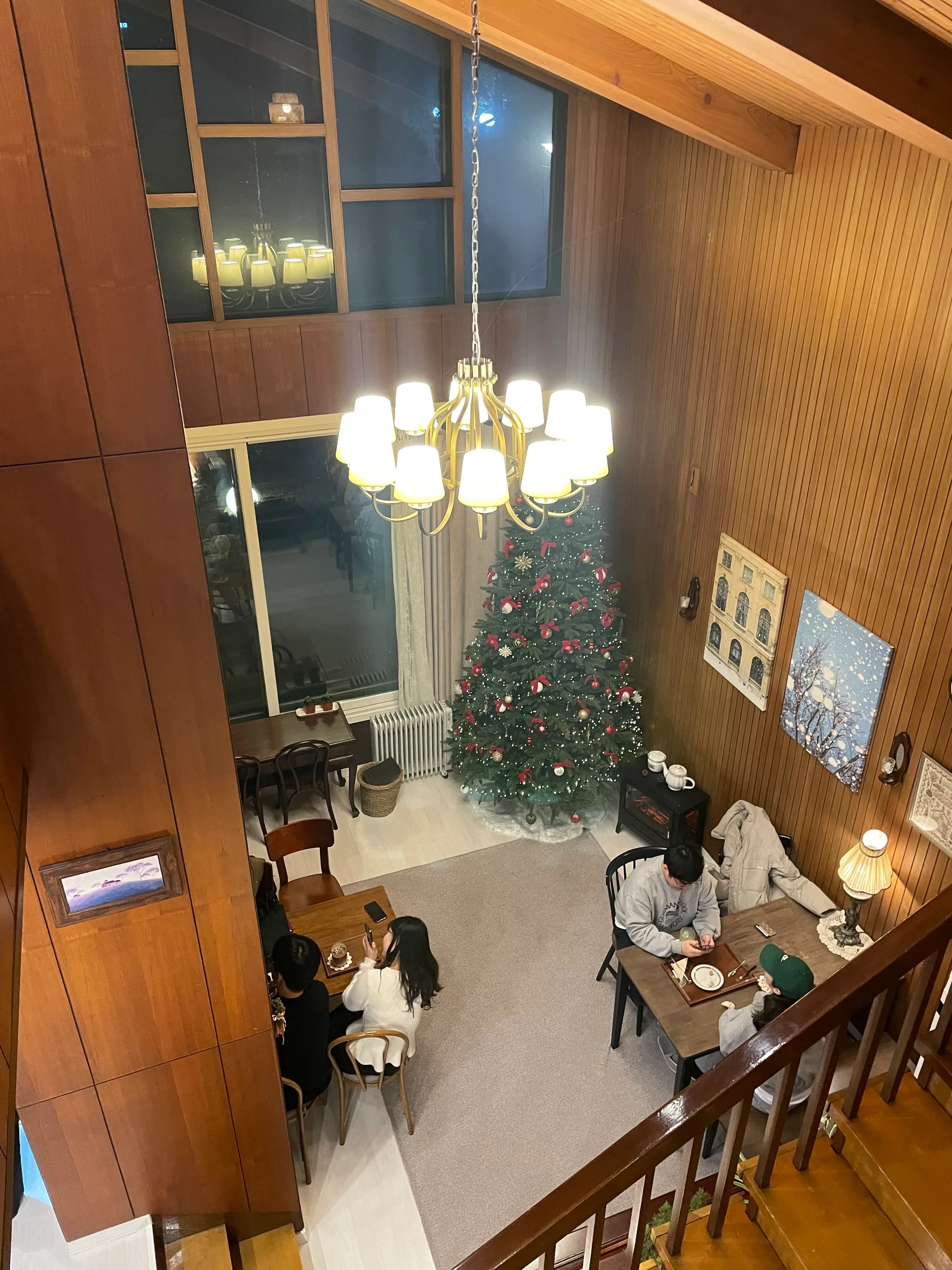 나무로 꾸민 소설 카페의 2층 좌석.